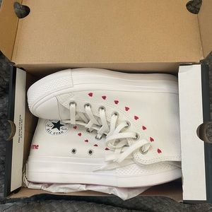 Chuck Taylor All star lift platform embroidered hearts. Converse